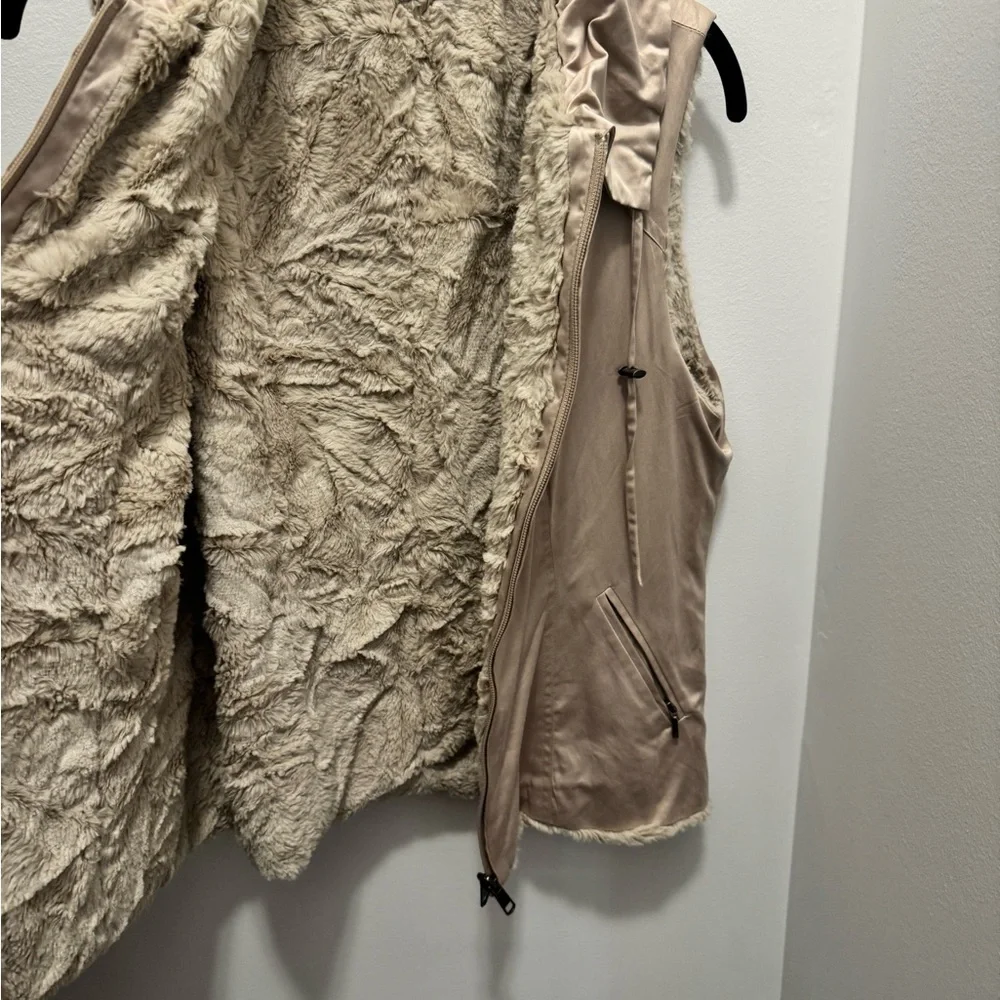 CAbi Shearling Lined CabinCore Adventure Ready Outdoor Vest Cozy Chic Layering - Picture 5 of 10